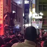 渋谷カウントダウン　年越しと同時に騒然…車や店に上る若者も