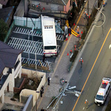 路線バスがアパートに突っ込む　運転の男性けが　東京