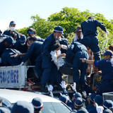 大阪ポリスの『ボケ、土人』発言に、大阪知事も「よく頑張った!!」と絶賛