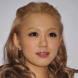  西野カナ、なぜ本名を明かさないのか 父親の存在を隠すため？