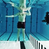 「水中で発砲された弾丸はほとんど進まない」を実証するため物理学者がプールで自分を撃ってみた