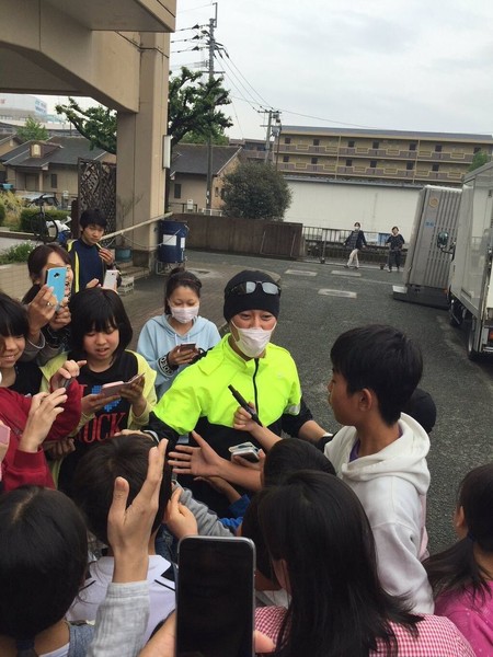 中居正広、熊本の長嶺小で炊き出し　フランパン振ってピラフを振る舞う：コメント3