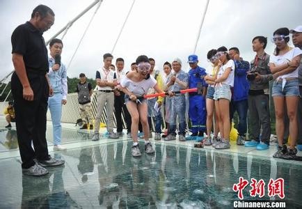 【中国】ガラス張りの橋の安全性をアピールするためハンマーで叩いがヒビだけで割れなかったので大成功：コメント1