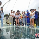 【中国】ガラス張りの橋の安全性をアピールするためハンマーで叩いがヒビだけで割れなかったので大成功