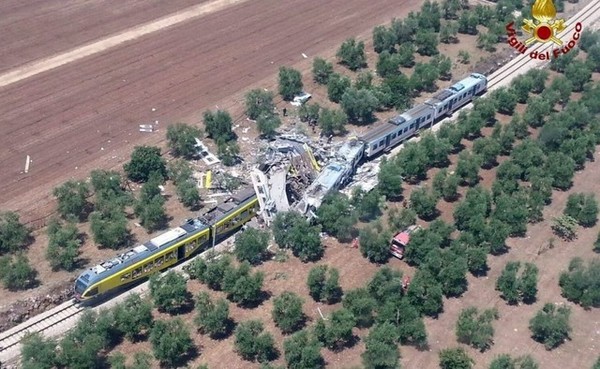 イタリアで列車どうしが正面衝突　先頭車両が見当たらない・・・：コメント1