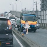 キャリーケースを引いて入れば軽車両？　国道しかも第二車線を堂々と歩く女性が目撃される