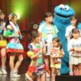 AKB48、USJ“常駐”ライブ開幕 「近すぎ」で家族連れ興奮