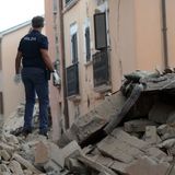 イタリア中部でM6.2の地震　「町が半分なくなった」