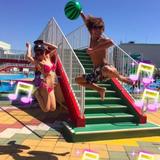 杉浦太陽　ビキニを着た妻・辻希美とプールサイドでジャンプ