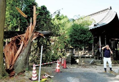 狩野英孝の実家神社が台風で大破！「女遊びは控えろ」という神のお告げ？：コメント1
