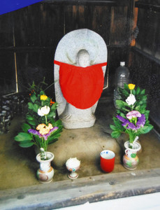 地蔵菩薩、盗まれる…ほこらに「日本死ね」の落書き 滋賀・彦根市:コメント2