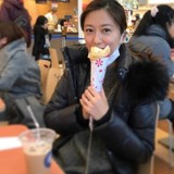 里田まい、フードコートでクレープをパクリ　“セレブ妻”となっても庶民的