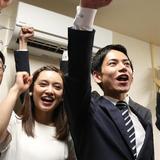 東京都議選　平愛梨さんの弟、平慶翔氏が事務所開き　姉も緑フリルのワンピースで登場