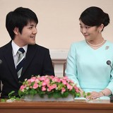 眞子さまが23日で27歳に 結婚延期の小室圭さんとの今後を案じる声も