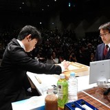 藤井五段が羽生竜王を破る　「夢」の公式戦対局で初勝利「感無量です」