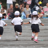  顔から転ぶ、靴ひもが結べない…子どもが