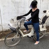 サンバイザーを付けて自転車を運転 視界を隠して乗る主婦に恐怖