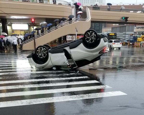 朝のススキノ 赤い車がひっくり返る 一時運転手見当たらず　札幌市中央区：コメント18