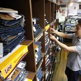 若者のジーンズ離れの理由は？　売り上げが20年前の半分まで低迷する店も