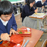 「愛情が弁当で測れるの？」選択制の学校給食めぐり議論