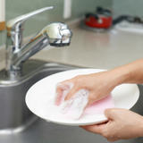 お皿は食洗機か手洗いか 4～5人家族の場合は食洗機のほうが水道代はお得
