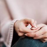 「下着がない状態で手をつないで人通りの中を…」29の人格を持つ女性が受けた、幼い頃の性的虐待