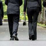女性のパンツスーツは葬儀ではマナー違反なのか？　「大切なのは色」…葬儀社に聞いた