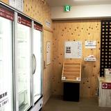 急成長の「無人冷凍餃子」なぜ盗まれない？　販売元が明かす「料金箱」のひと工夫とは