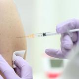 「コロナワクチン夫婦同時に打たないで」2回目接種後の高熱2割超　医師に聞く副反応対策