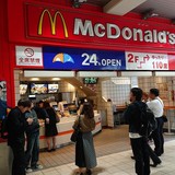 「レジ台に座り、マスク無しで店員に暴言」 昼時のマクドナルドで見られた“子供たちの迷惑行為”が話題に