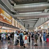 羽田空港、4連休初日の朝は多くの人で賑わう。