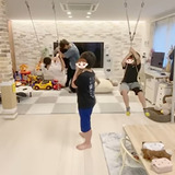 辻希美、自宅リビングが規格外の広さ　子ども3人が余裕でブランコ遊びできる室内に「羨ましい限り!!」