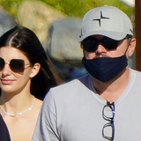 レオナルド・ディカプリオ、23歳年下の恋人にメロメロ！ 海で抱き合う姿がキャッチされる