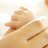 自分で息もできない「超重症児」の我が子を産んで…40歳母親の嗚咽