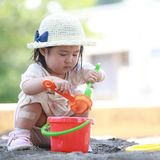 「性善説」「お菓子を取られちゃう」…一人っ子の6つの特徴、ママたちの声