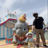  川崎希＆アレク、TDLで長女のダンボコスプレ姿に「ダンボ