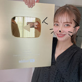 「初めて見たぜ」辻希美、YouTube100万人突破記念の“金の盾”を持った笑顔SHOT公開「感動しています」