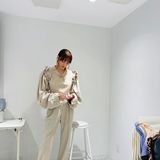 蛯原友里、オールインワンで脚長スタイル！超小顔の全身ショットに「何等身？」の声