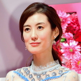 ともさかりえ　ショーパンから伸びる美脚に驚きの声「美しい足」「脚が綺麗過ぎ」