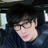 “世界一若く見える”と話題の56歳イケメン男性、顔のアップで美肌を披露…超マッチョな肉体にも反響