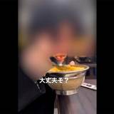 人気うどん店で“迷惑行為”動画　共有スプーンで卓上の「天かす」ほおばりポースまで