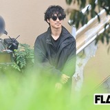 錦戸亮「“辞めジャニ”の星に」4年ぶりドラマ復帰のロケ現場で見せた「渋さ抜群」サングラス姿