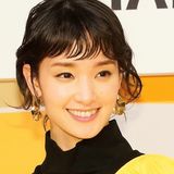 女優・剛力彩芽（30）“10キロ体重増”の貫禄姿「肩に羽織ったジャケットをなびかせて…」