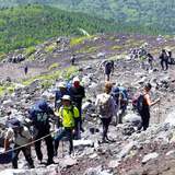 富士山あす閉山、目立ったゴミ放置・無計画登山…川勝知事「入山料義務化するのが義務」