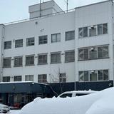 低学年息子の衣服をつかみ引きずる　息子自ら110番通報　暴行容疑で30歳の母親を逮捕