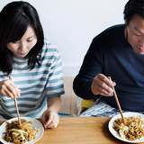 焼きそばを夕食に出すのは手抜き？「いらない」とふて寝する夫に同情、専業主婦の手抜き料理に批判も