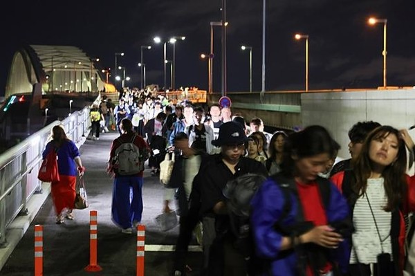 万博最終日、徹夜組の行列は900メートルに　20時間待つ人も：コメント2