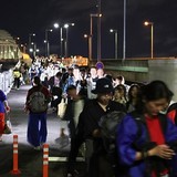 万博最終日、徹夜組の行列は900メートルに　20時間待つ人も