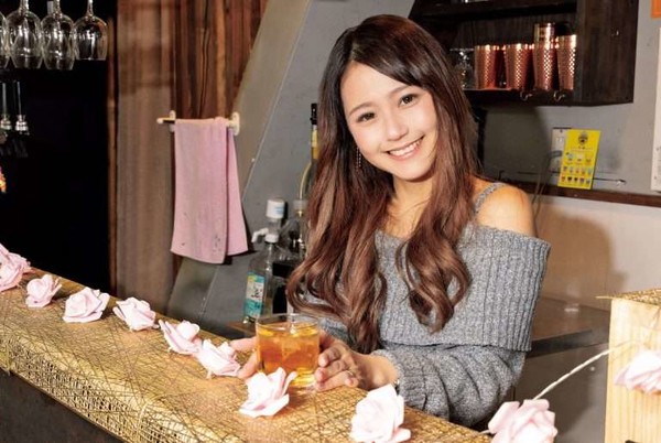 「若すぎる」「20歳にしか見えない」SNSで話題の“奇跡の41歳”を直撃：コメント2