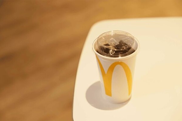 マクドナルド、開発に3年以上かけた渾身の“飲めるフタ”を提供開始で企業努力に称賛も「気持ち悪い」：コメント2